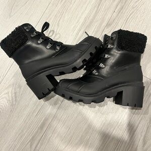 New UNIVERSAL Thread Duck Boots Women's Cheyenne Heeled Black Faux Fur Trim 6